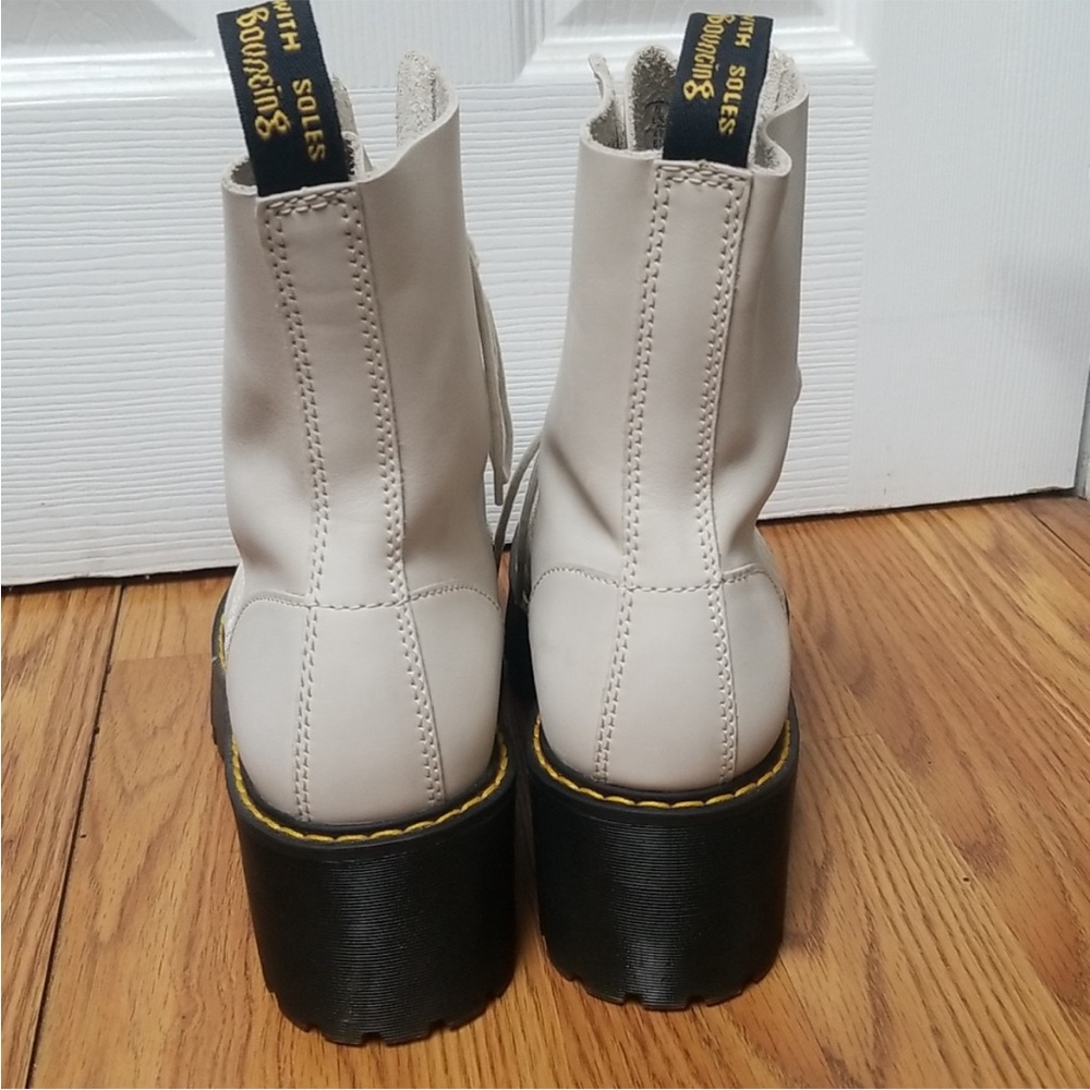 NWOT DR MARTENS LEONA WOMEN'S TEMPERLEY LEATHER HEELED BOOTS - Picture 7 of 7